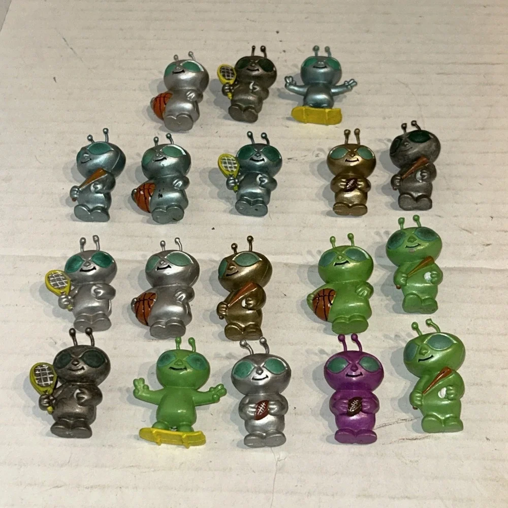 Lot Of 18 Vintage Vending Machine Gumball toys Mini Aliens 1